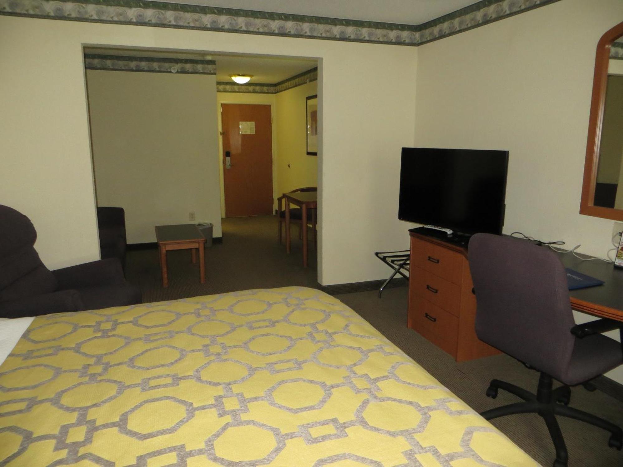 Baymont By Wyndham Fort Wayne Room photo